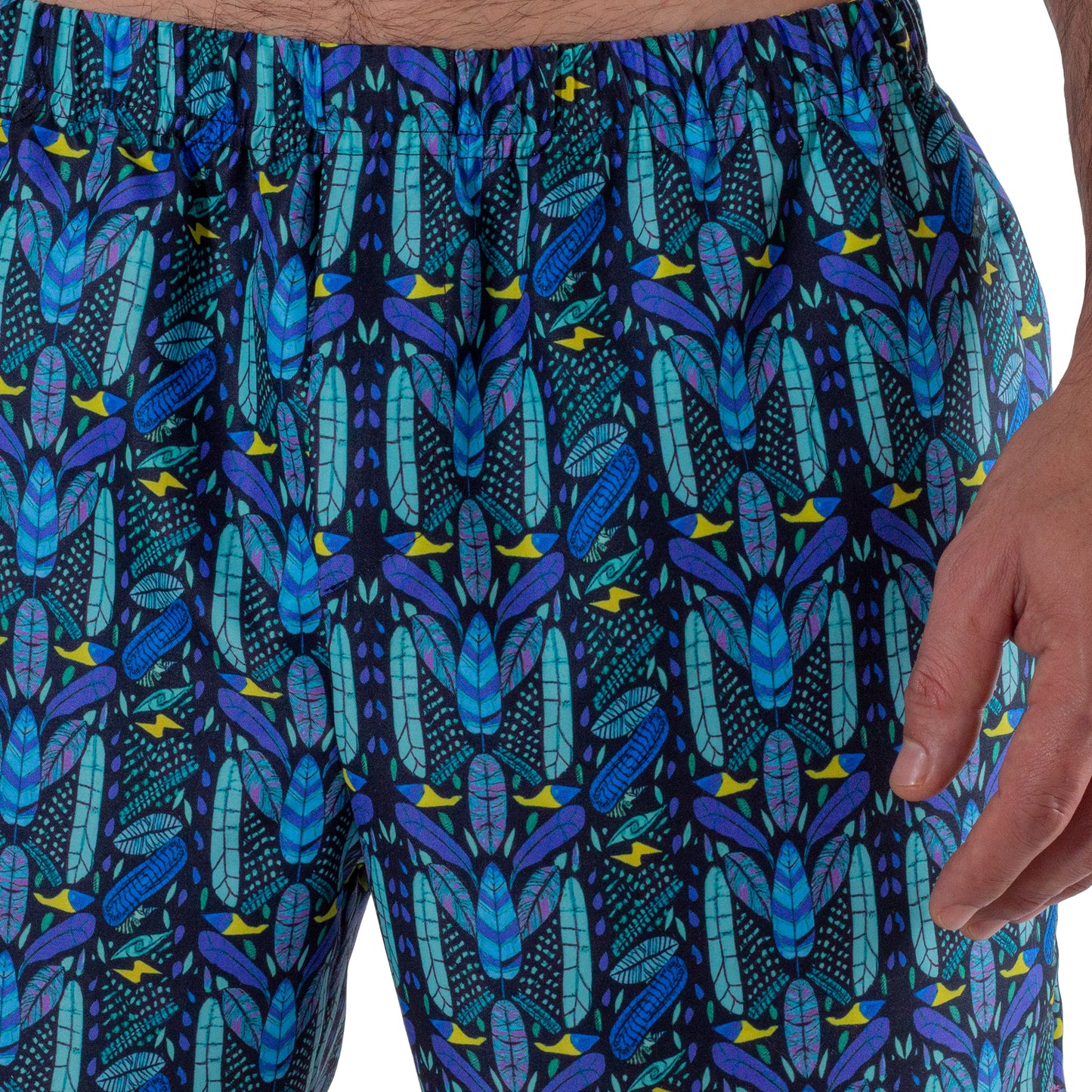 SH0002 Short Casual Ahau Tulum con estampados de plumas de colores