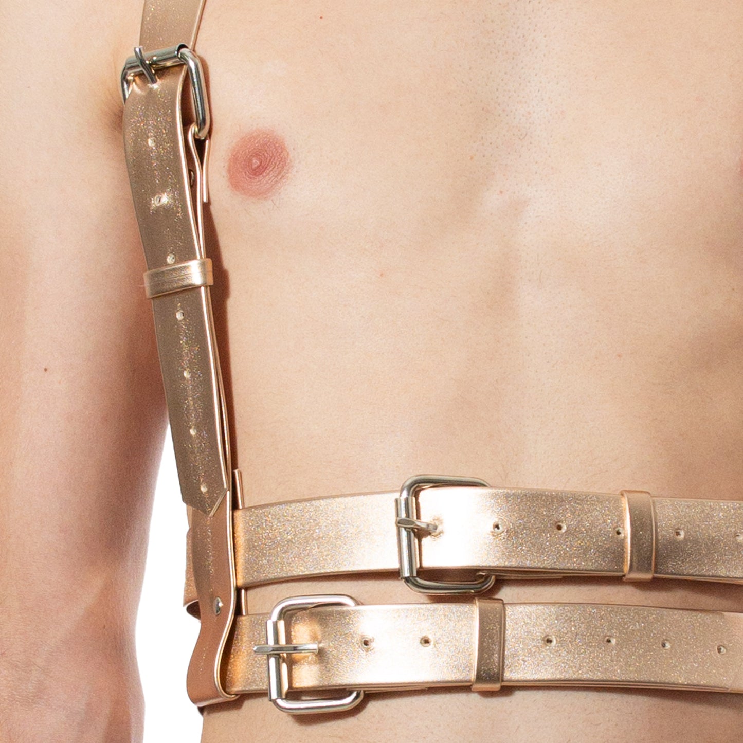 AR0006 Harness de vinipiel dorado Alesandro